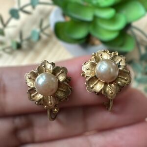 VTG Miriam Haskell Flower Earrings 0.875 Inch Faux‎ Pearl Gold Elegant Signed